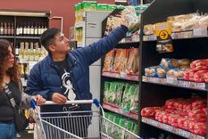 Las ventas de productos de consumo masivo en supermercados y autoservicios vienen cayendo y acumularon bajas de hasta 15% en supermercados en 2025.