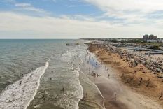 Jornadas con olas muy fuertes en varios puntos de la Costa Atlántica Foto: TW @lucasconnell.art