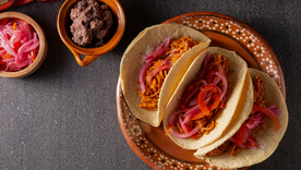 La receta original de cochinita pibil se cocinaba bajo tierra en un horno llamado pib. La receta original de cochinita pibil se cocinaba bajo tierra en un horno llamado pib.