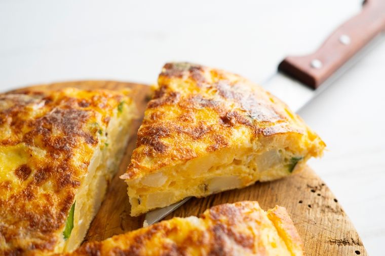 La receta de tortilla de papas tradicional solo lleva tres ingredientes básicos: papas, huevos y sal. La receta de tortilla de papas tradicional solo lleva tres ingredientes básicos: papas, huevos y sal.