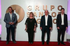 El Presidente de SANCOR SEGUROS, Alfredo Panella, junto a su señora esposa (centro); el Presidente de Prevención ART, Gustavo Badosa (izquierda) y el CEO del Grupo Sancor Seguros, Alejandro Simón (derecha).