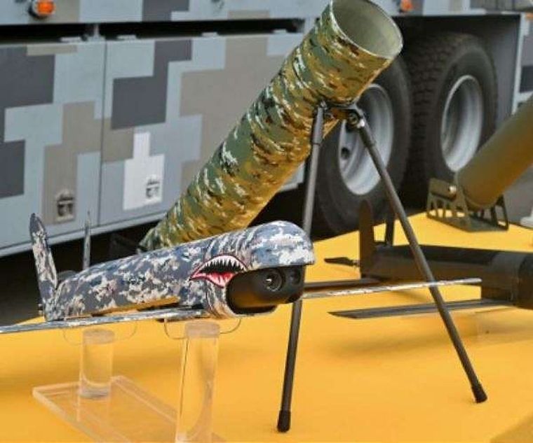 El dron de ataque portátil desarrollado por Taiwán cabe en una mochila Foto: SW/AFP