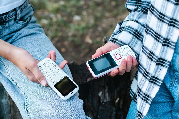 Los teléfonos con tapa resultan sumamente cómodos y económicos para la comunicación diaria. Los teléfonos con tapa resultan sumamente cómodos y económicos para la comunicación diaria.
