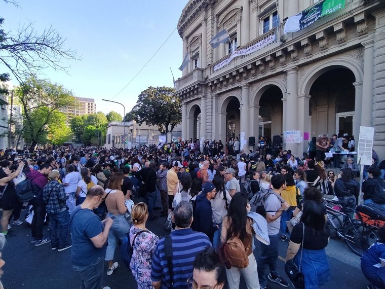 El fin de semana, se realizó una vigilia en defensa del Hospital Bonaparte Foto: X @Patriciodc