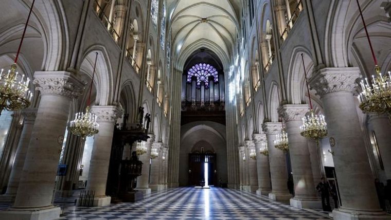El interior de la catedral de Notre Dame luce en todo su esplendor tras la restauración. Foto: EPA-EFE/REX/Shutterstock