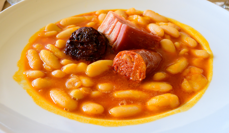 La receta tradicional se cocina siempre a fuego muy lento.