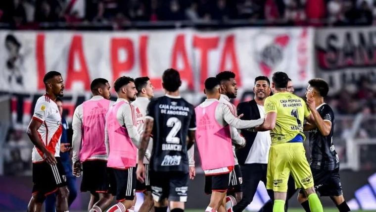 Borja en medio del tumulto. Foto: NA