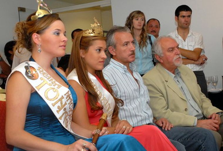 Junto a las reinas, el iniciador de la polémica Omar Rodríguez. Foto: Pachy Reynoso/ MDZ