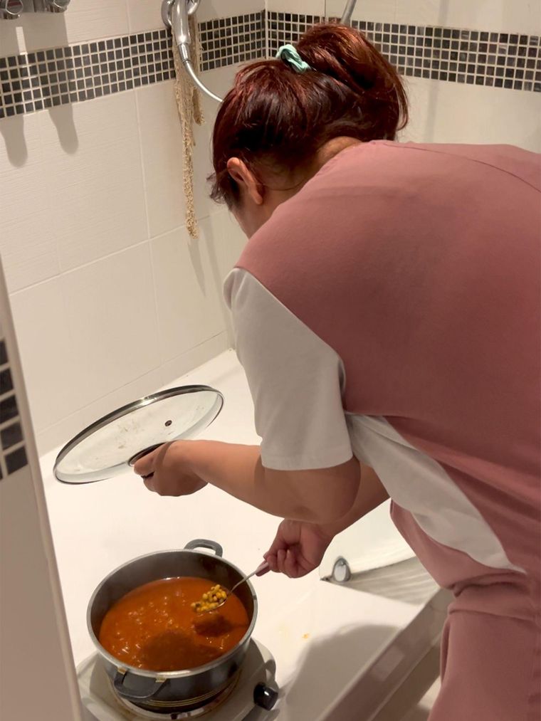 Algunos de los solicitantes de asilo cocinan dentro de sus habitaciones de hotel.