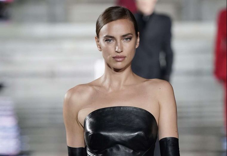 Irina Shayk es una de las famosas rusas que toman en cuenta la tradicional rutina de belleza rusa. Foto: El Diario NY