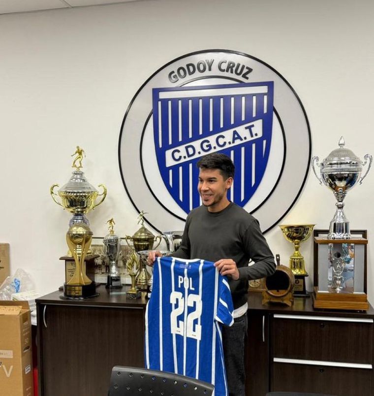 Pol Fernández posó con la camiseta 22 de Godoy Cruz. Pol Fernández posó con la camiseta 22 de Godoy Cruz.