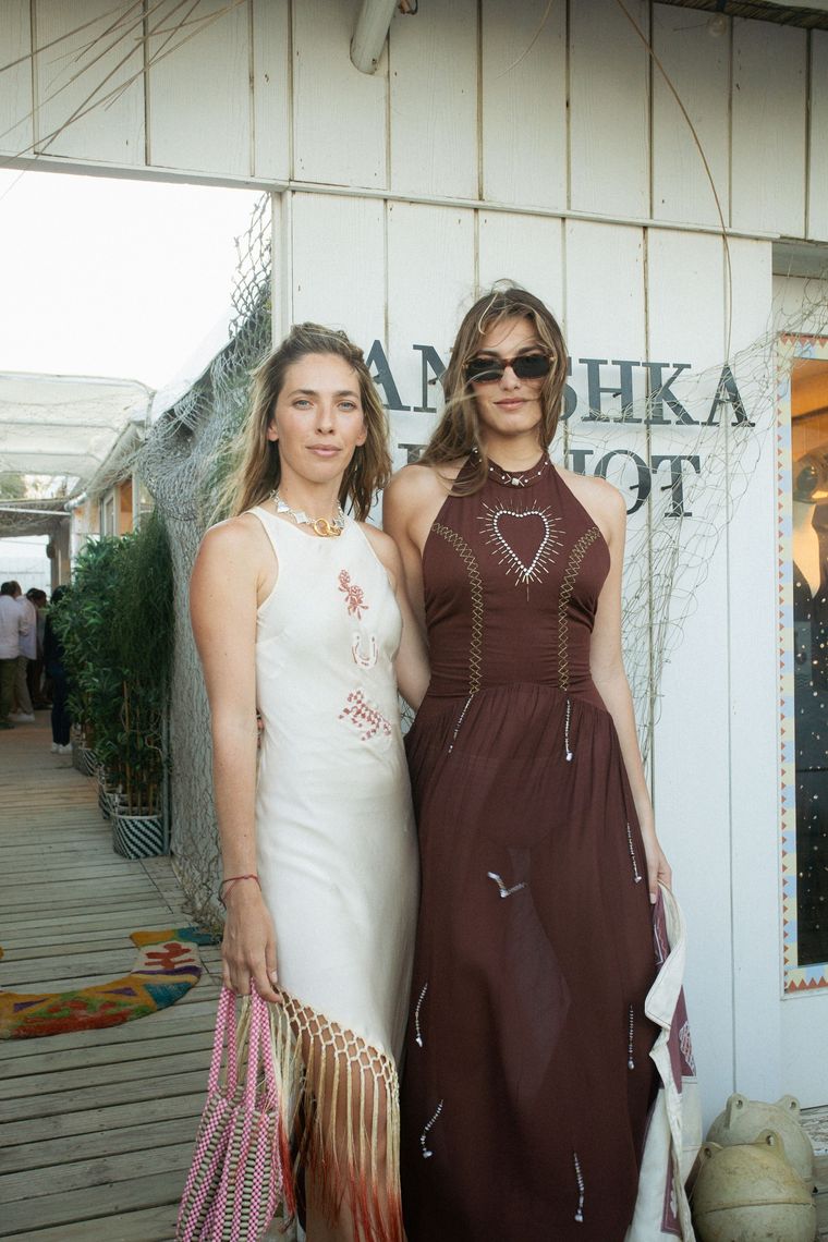 Anushka Elliot en su local de José Ignacio, con Aurora Figueras. Anushka Elliot en su local de José Ignacio, con Aurora Figueras.