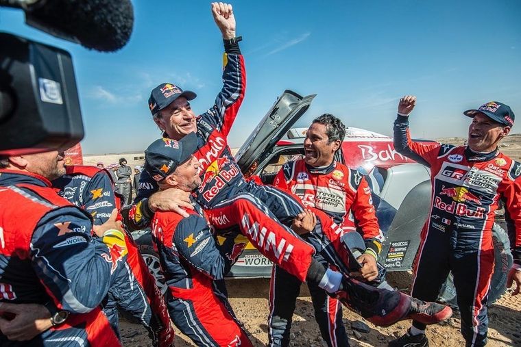 Peterhansel y Al-Attiyah llevan en andas al campeón. Rally Dakar Foto: Rally Dakar