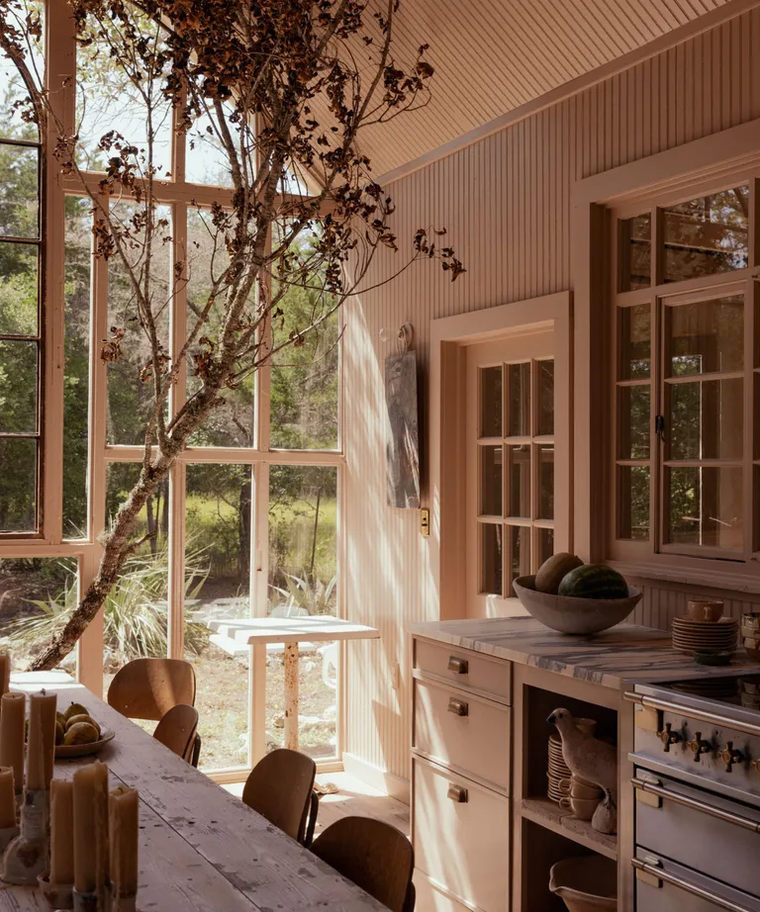 Cocina luminosa y espaciosa en el que el beige rosado se fusiona con la luz natural del día, cambiando de color según la hora del día. Foto: Sarah Barlow con diseño de Grace Mitchell Cocina luminosa y espaciosa en el que el beige rosado se fusiona con la luz natural del día, cambiando de color según la hora del día. Foto: Sarah Barlow con diseño de Grace Mitchell