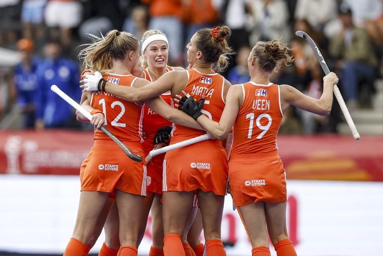  Yibbi Jansen festeja su gol ante Argentina en la final del Mundial de hockey.