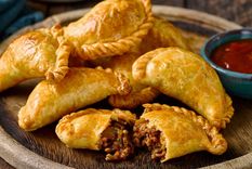Empanadas y hamburguesas, unidas en una sola receta. Foto: Mdz