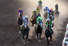 En el Hipódromo de Mendoza se disputa el Clásico Santo Patrono Santiago.