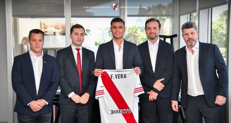 Sin la presencia de Gallardo, River presentó a Fausto Vera en las arcas del Monumental. Sin la presencia de Gallardo, River presentó a Fausto Vera en las arcas del Monumental.