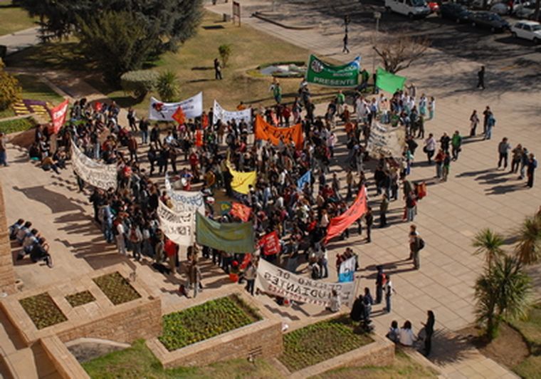 Numerosas manifestaciones se realizaron entorno del pedido de  la ley de lmedio boleto estudiantil. Foto: Nacho Gaffuri / MDZ