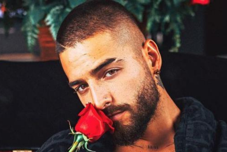 MALUMA SE LUCIÓ CON SU NUEVO COLLAR. ESTÁ GRABADO A MANO Y TIENE UNA PARTICULAR FRASE.