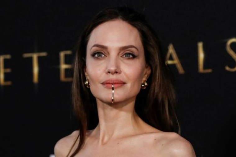 ANGELINA JOLIE NACIÓ EN UNA FAMILIA DE ARTISTAS. SIN EMBARGO SU ADOLESCENCIA NO FUE NADA FÁCIL.