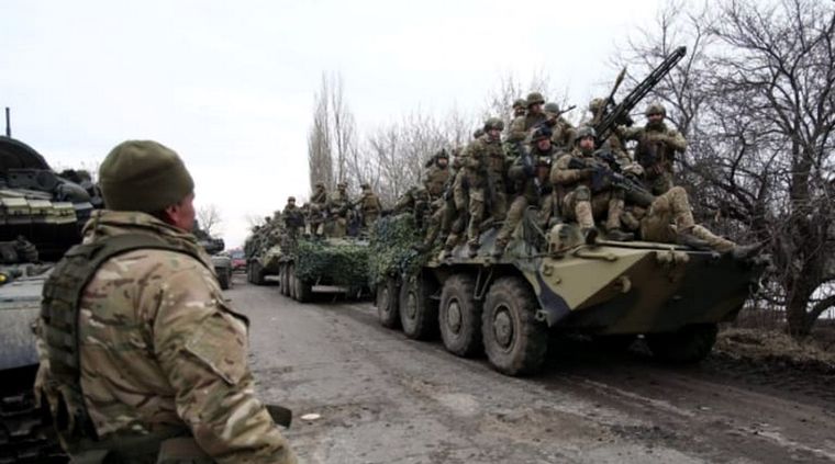 Soldados ucranianos marchan a luchar. Foto: Afp.