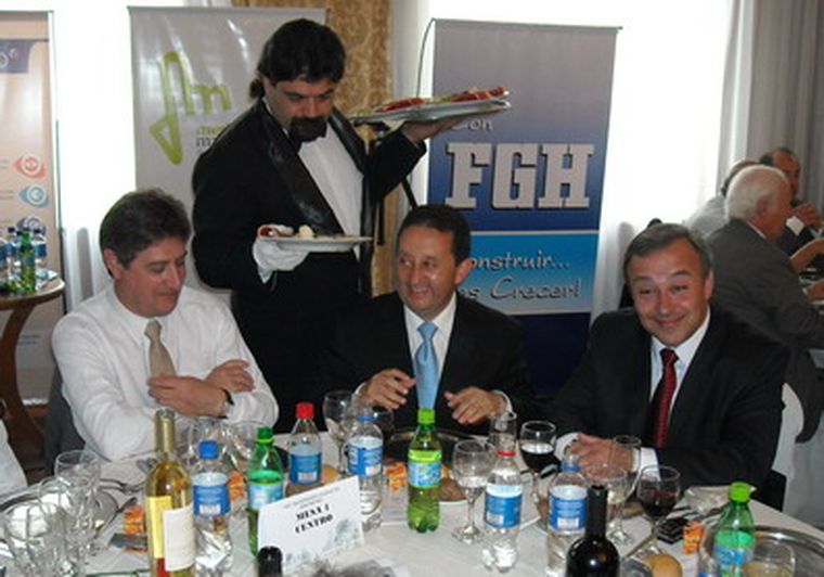 A la derecha Salafia titular de la Cámara de Comercio de San Rafael, junto a Jaque y Omár Félix.