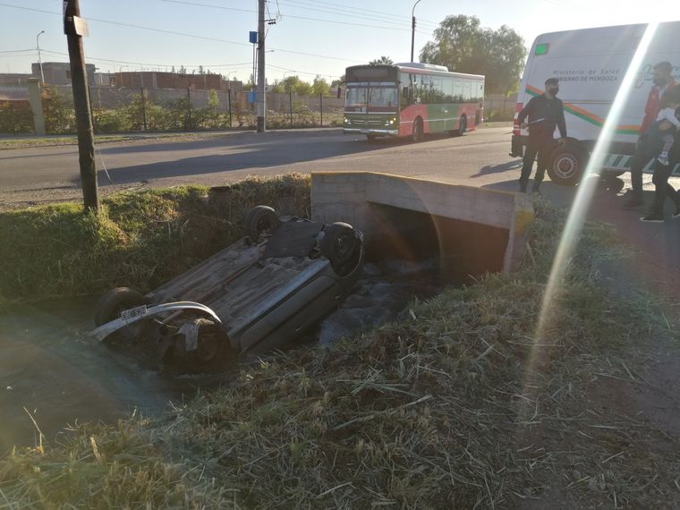 La mujer y la hija cayeron al canal tras el choque, pero lograron salir a tiempo y sin heridas de gravedad Foto: Gentileza