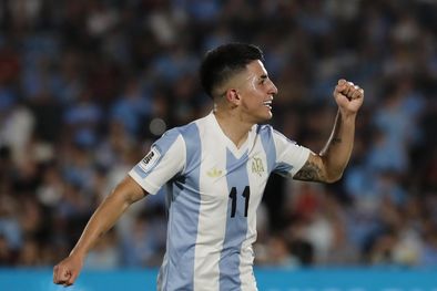 MDZol | Thiago Almada celebra su golazo. El ex Vélez sacó un derechazo imparable que se metió en el ángulo. Foto: EFE