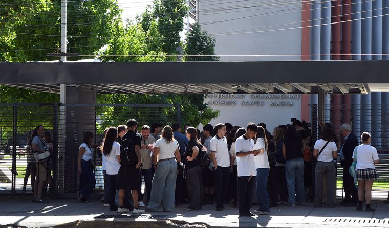 Tras las reuniones con directivos del colegio, los padres cuestionan que más de 100 alumnos queden libres mientras denuncian que hay chicos no incluidos en la sanción.