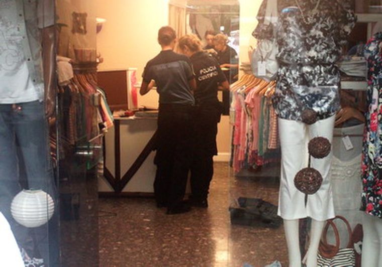 Policía Científica tomando huellas en el local asaltado. Foto: MDZ