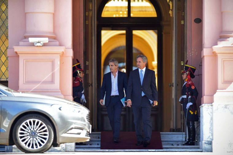 Luis Caputo saliendo de Casa Rosada este martes Foto: Télam