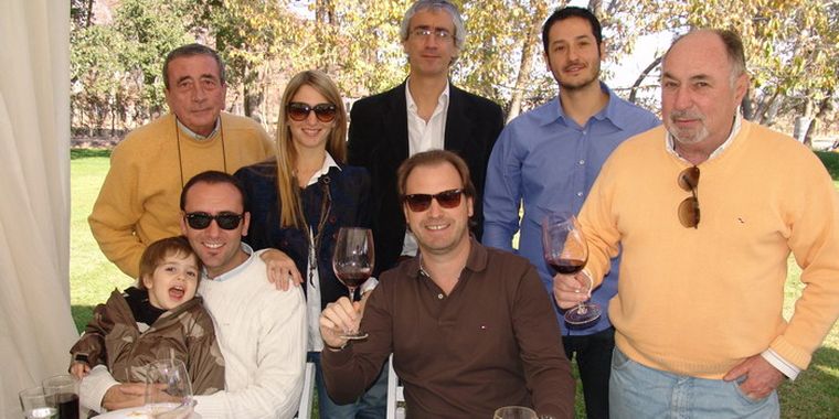 Michael Halstrick rodeado de periodistas: Candisano y su hijo, Fermosel, Carbonari, Flores, Manrique y Chrabolowsky. Foto: MDZ