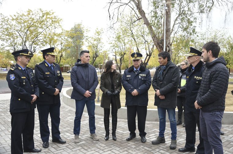 Mercedes Rus junto a Marcos Calvente y miembros de la Fuerza de Seguridad. Foto: Prensa Gobierno de Mendoza