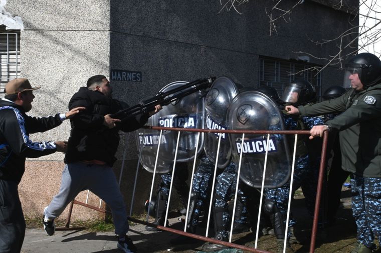 Los vecinos se concentran frente a la Comisaría 5ta. Foto: Télam