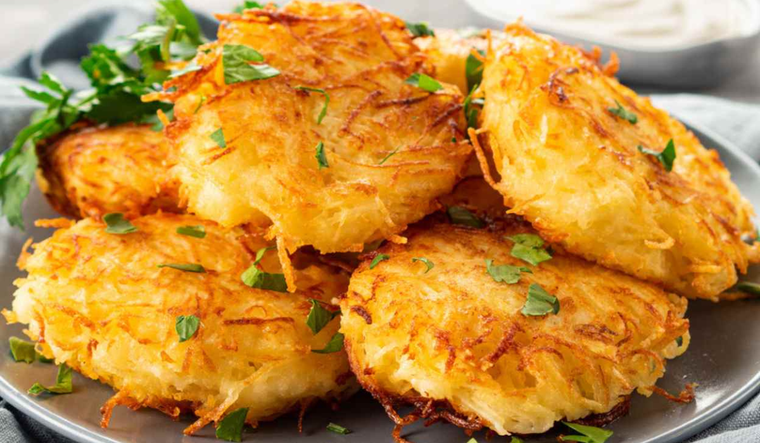 En algunas cocinas tradicionales, la receta se enriquece con hierbas frescas para darle un aroma &uacute;nico sin alterar su sencillez cl&aacute;sica.