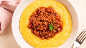 Receta fácil y rápida de polenta con boloñesa, un clásico económico y rendidor