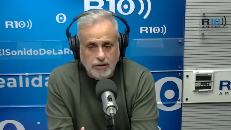 Según Intrusos, el comunicador no seguirá en la radio. Foto: captura de video YouTube / Radio 10.&nbsp;