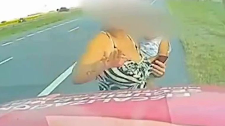 Agentes de Tránsito advirtieron maniobras irregulares de una camioneta y, al interceptarla, descubrió que el conductor circulaba con un bebé sentado sobre sus piernas, al volante.