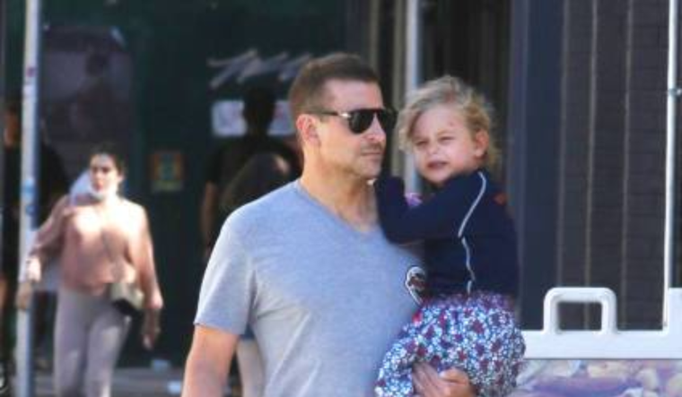 Bradley Cooper se pasea con su hija de 6 años luciendo un excéntrico look navideño. Foto: MediaPunch / Bauer-Griffin
