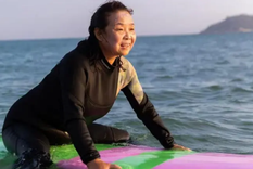 Su Min aprendió a surfear en las aguas de la costa de Hainan en febrero de 2021. Foto: Su Min Su Min aprendió a surfear en las aguas de la costa de Hainan en febrero de 2021. Foto: Su Min