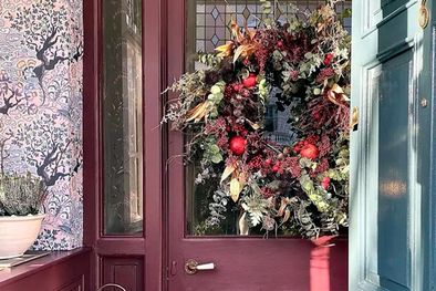 MDZol | Darle un toque nuevo a la puerta de entrada marcará el tono para el resto de la casa, en este caso, renovando la puerta con un hermoso color de pintura más una corona de bienvenida. Foto: @six_by_the_sea