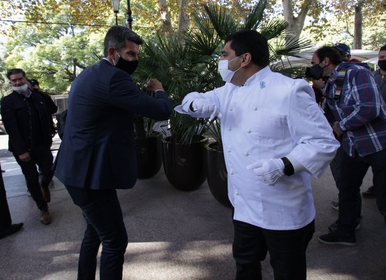 El Intendente de la Ciudad de Mendoza, Ulpiano Suarez, junto al gerente general de Park Hyatt Mendoza, Miguel Ángel Bermejo.