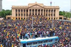 miles de personas tomaron por asalto la residencia presidencial en sri lanka miles de personas tomaron por asalto la residencia presidencial en sri lanka