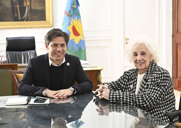 El gobernador Axel Kicillof durante una reunión con Estela de Carlotto. Foto: Prensa Axel Kicillof