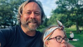 Darren Scott cuida de su hija Sophia, que ahora tiene 15 años.