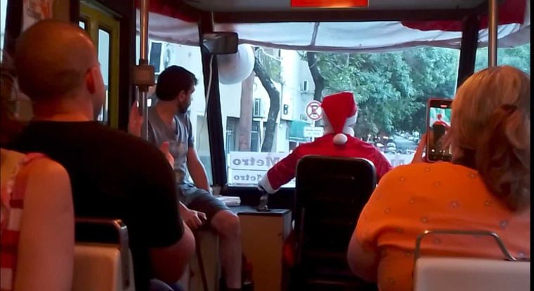 Papa Noel fue el conductor del tranvía en este especial navideño.