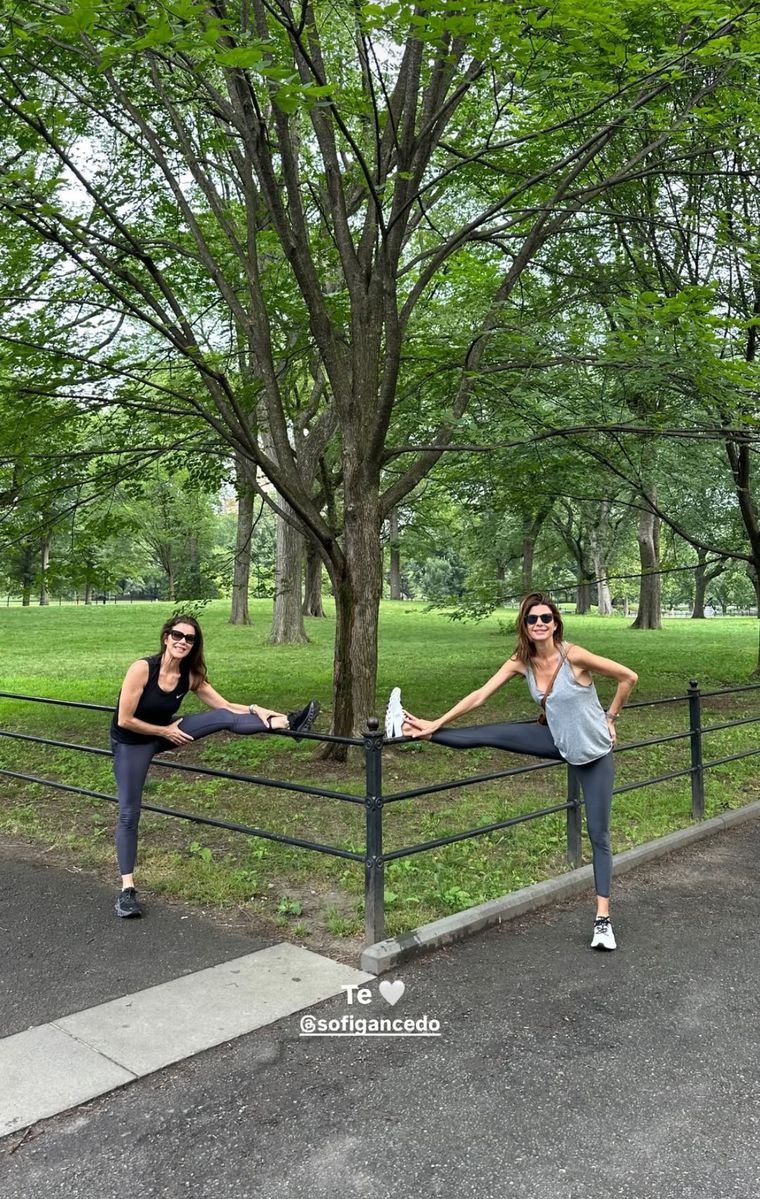 Juliana hace elongaciones junto a su amiga. Foto: Instagram Juliana Awada. Juliana hace elongaciones junto a su amiga. Foto: Instagram Juliana Awada.