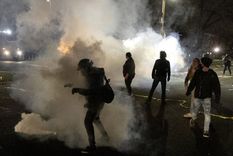 Decenas de manifestantes se acercaron a la estación de policía de Brooklyn Center. Foto: Getty Images