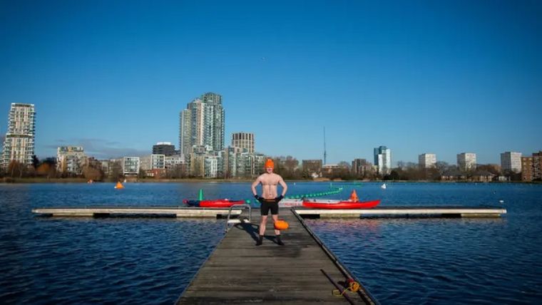 Bañándose en aguas a 3,9 grados una mañana de invierno en Londres. Foto: Emma Lynch/BBC